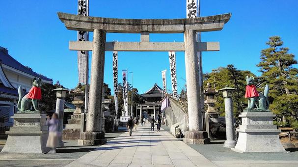 豊川稲荷鳥居と狛犬(狐) 豊川稲荷鳥居と狛犬(狐) 豊川稲荷,円福山妙厳寺,鳥居の写真素材