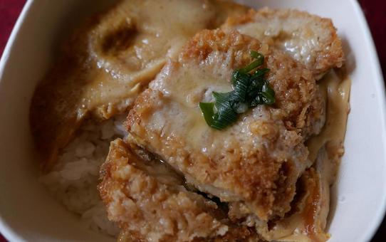 味しみロースかつ丼 豚カツ,卵,丼の写真素材