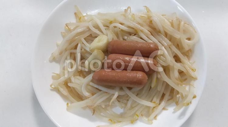 もやし&ニンニク&ウィンナーの炒め ウィンナー,ニンニク,もやしの写真素材
