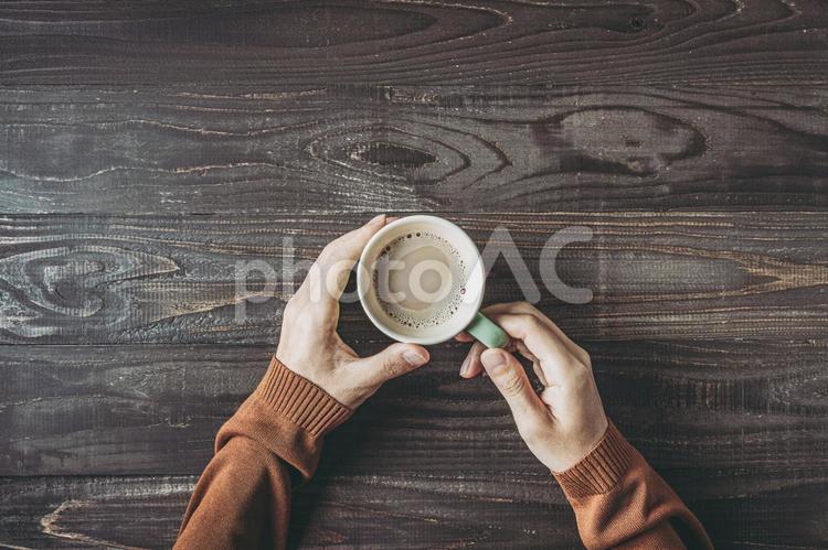 コーヒーを飲む男性 コーヒー,手,ホットコーヒーの写真素材