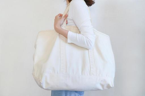トートバッグを持った女性 トートバッグを持った女性 トートバッグ,エコバッグ,ショッピングバッグの写真素材