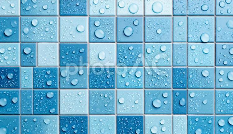 浴室の濡れた青いタイル 風呂,モザイク,濡れたの写真素材