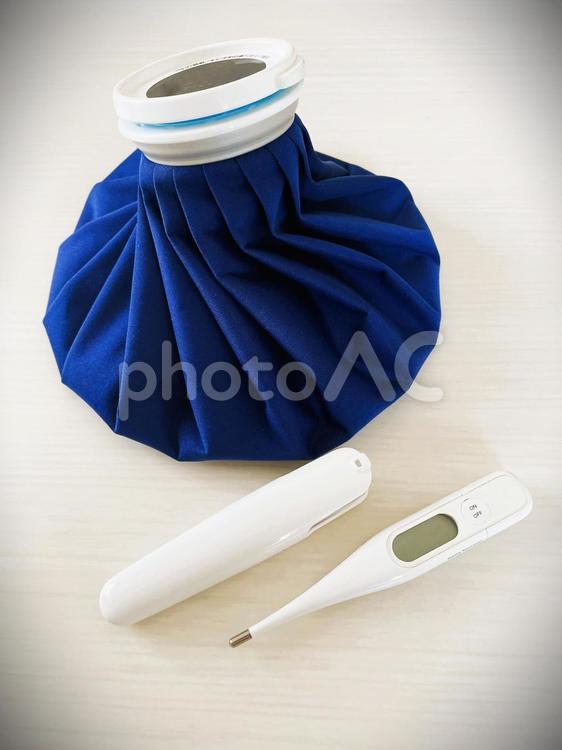 氷嚢と体温計１ 氷嚢,体温計,発熱の写真素材