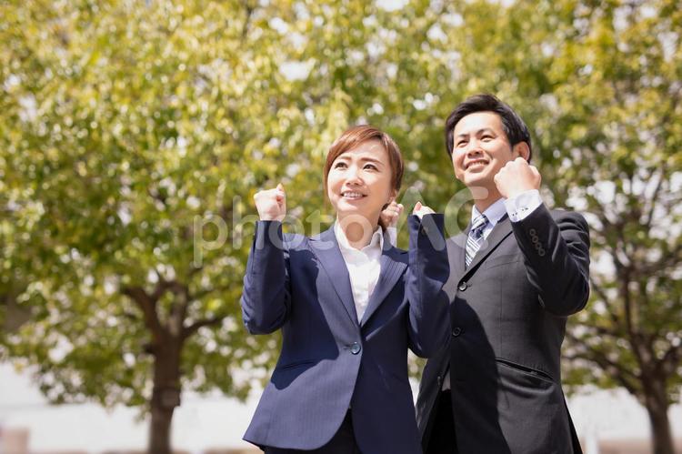緑の中の会社員 ビジネス,ビジネスマン,就職の写真素材
