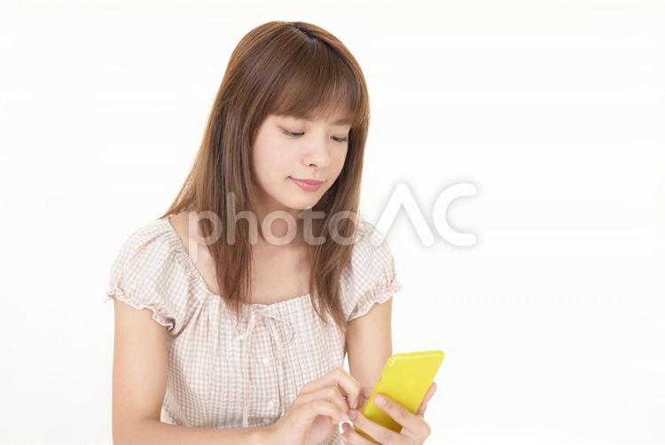 スマートフォンを持つ女性 女性,スマホ,スマートフォンの写真素材