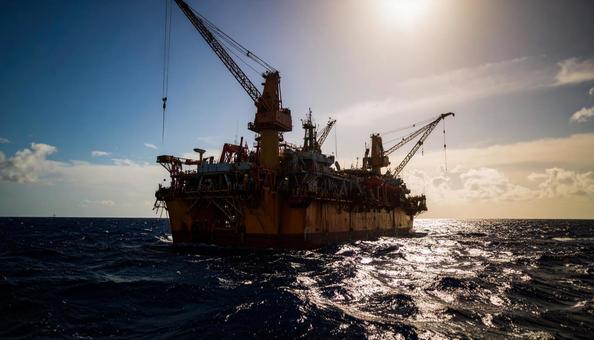 海で作業する作業船 起重機船 海で作業する作業船 起重機船の写真