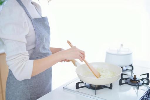 フライパンで玉ネギを炒める人 フライパンで玉ネギを炒める人 玉ネギ,炒める,フライパンの写真素材