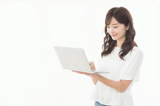 若い女性 ノートパソコン 若い女性 ノートパソコン 女性,ノートパソコン,調べるの写真素材