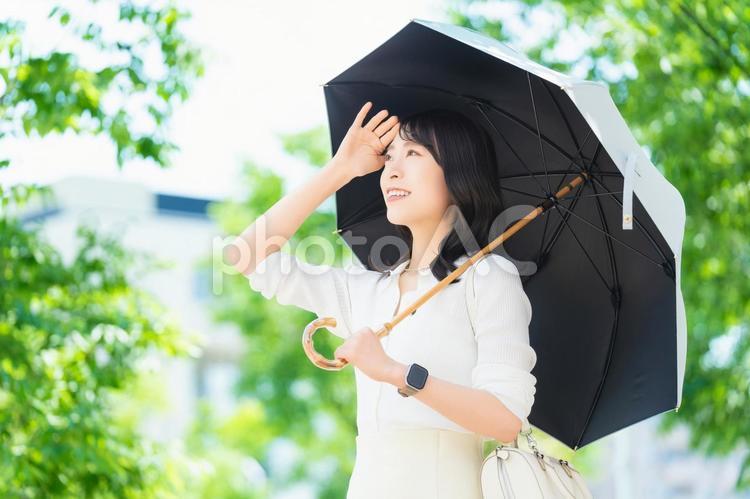 日傘をさして歩く女性・ビジネスウーマン 女性,夏,日傘の写真素材