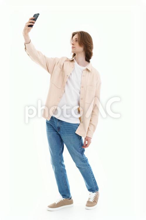 自撮り中の若い外国人男性 男性,スマートフォン,持つの写真素材