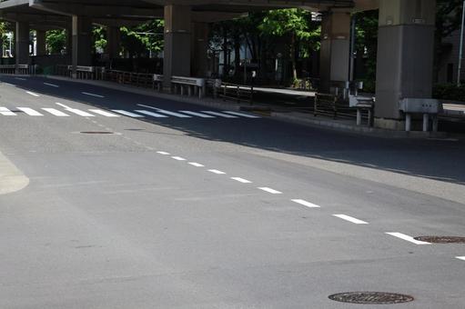 高架道路の橋脚と道路のある街並みの風景 高架道路の橋脚と道路のある街並みの風景の写真