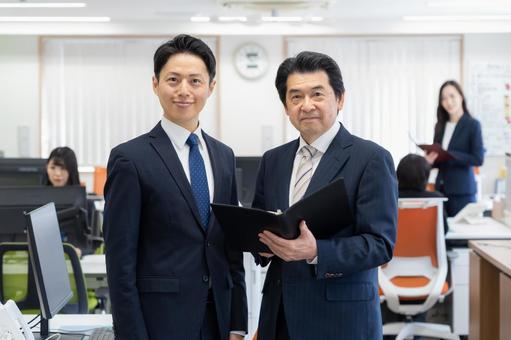 オフィスで仕事をする男女のビジネスマン ビジネス,会議,ビジネスマンの写真素材
