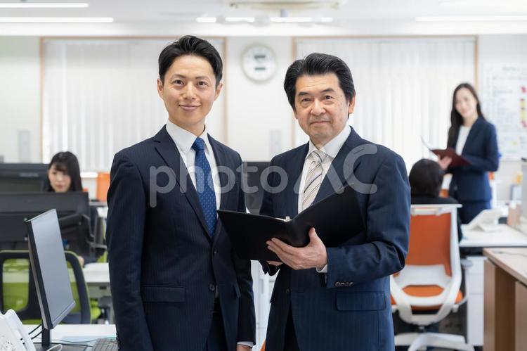 オフィスで仕事をする男女のビジネスマン ビジネス,会議,ビジネスマンの写真素材