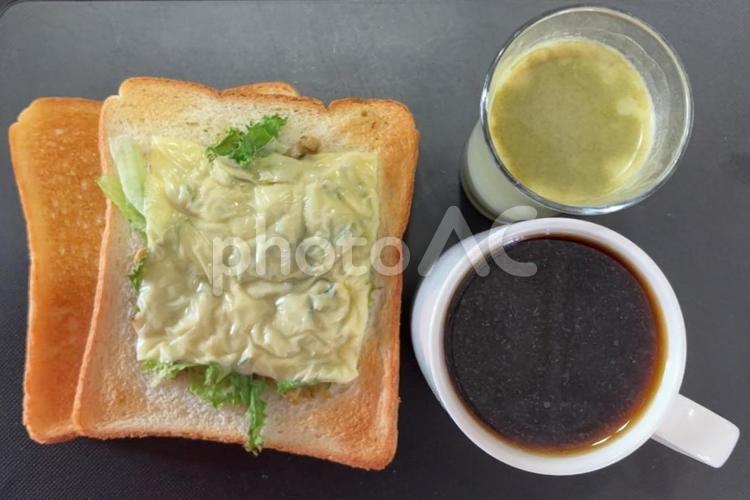 刻みオリーブとスライスチーズなどの昼食 昼食,刻みオリーブ,レタスの写真素材