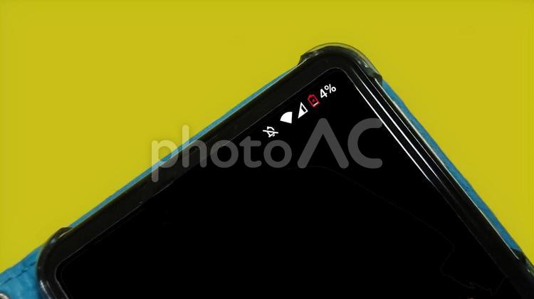 充電の残量が少ないスマートフォン(４％) ４％,スマートフォン,スマホの写真素材