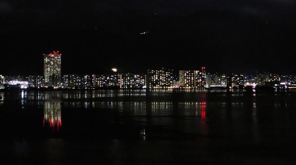 初秋の大津市琵琶湖畔より眺める夜景 初秋の大津市琵琶湖畔より眺める夜景の写真