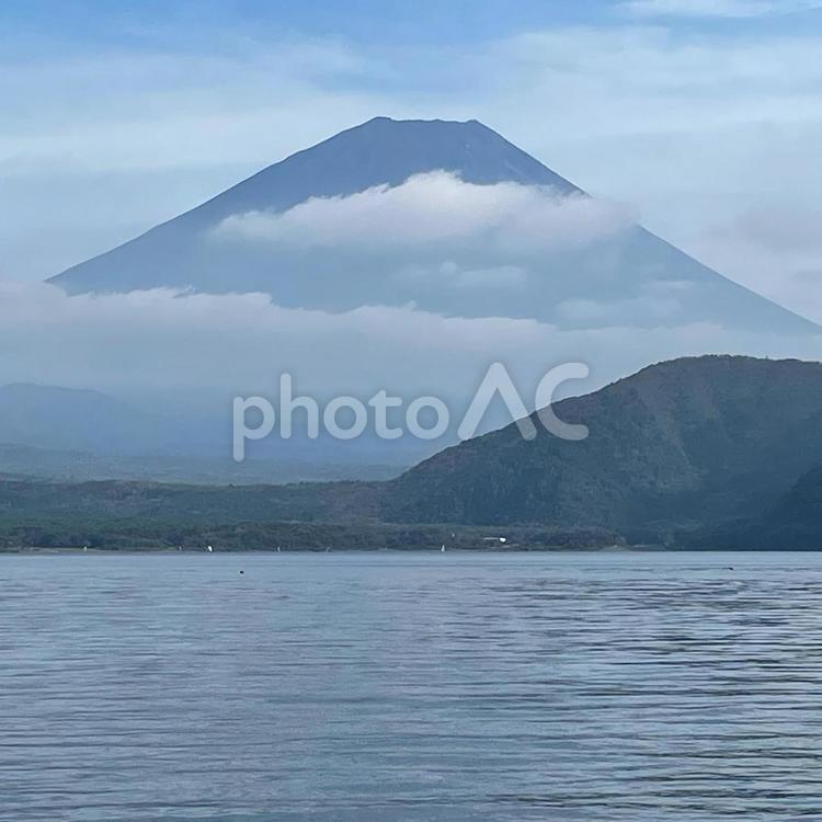 本栖湖と富士山 富士山,本栖湖,湖の写真素材