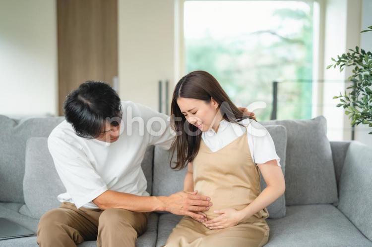 出産直前の妊婦と心配する男性 陣痛,破水,妊婦の写真素材