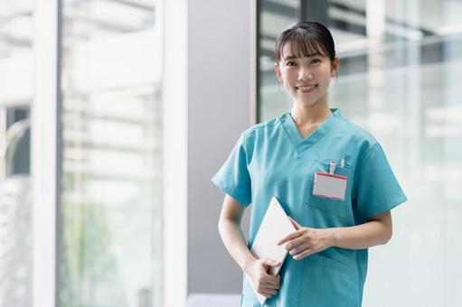 病院で働く若い女性医師 病院で働く若い女性医師 若い,医師,女性の写真素材
