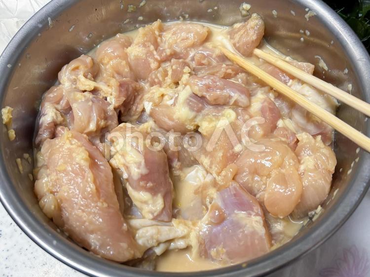 から揚げ用の鶏肉 鶏肉,鶏モモ肉,鶏ささみの写真素材