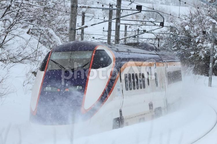 雪の中を走るE3系つばさ つばさ,電車,新幹線の写真素材