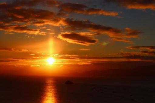 冬の海の初日の出 日の出,初日の出,夜明けの写真素材