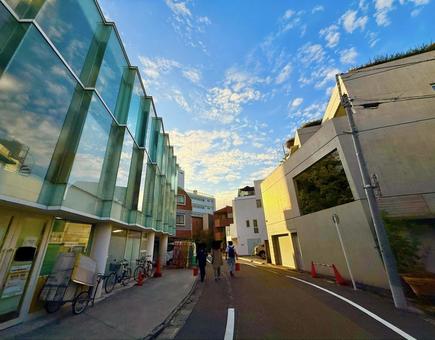 夕方の原宿の裏路地と街並み 青空,空,ブルースカイの写真素材