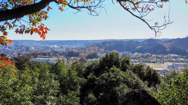 天覧山から見た飯能の街＆紅葉の山・飯能市 秋,天覧山,眺望の写真素材