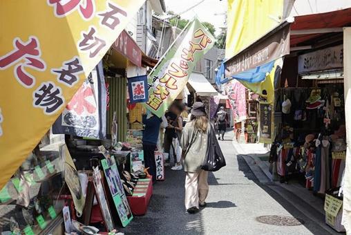 石切参道商店街で観光を楽しむ観光客 石切参道商店街で観光を楽しむ観光客 石切参道商店街,観光客,風景の写真素材