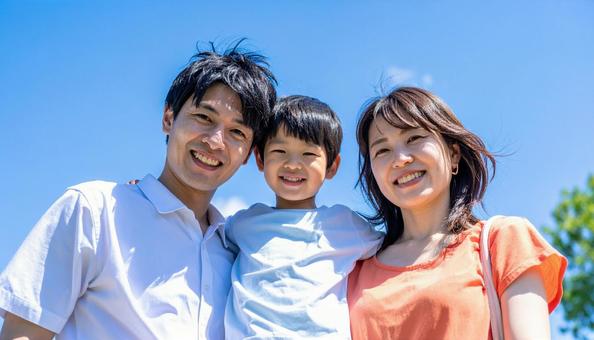 お父さん、お母さん、子供の3人家族写真 お父さん、お母さん、子供の3人家族写真の写真