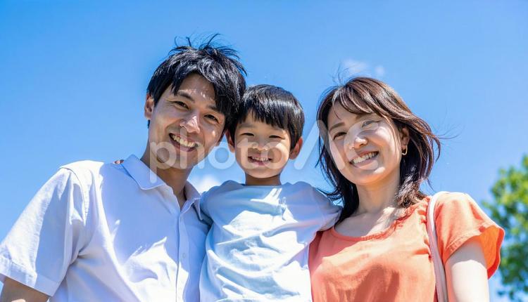 お父さん、お母さん、子供の3人家族写真 家族,父,母の写真素材