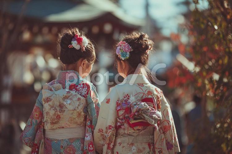 七五三のお参りで寄り添う姉妹 風景,寺社仏閣,願い事の写真素材