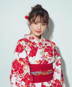 鮮やかな浴衣を着た日本人女性 鮮やかな浴衣を着た日本人女性の写真