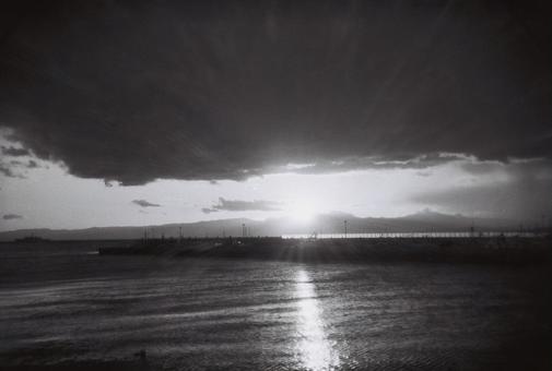 鎌倉　海　白黒フィルム35mm　夕日 空,海,風景の写真素材