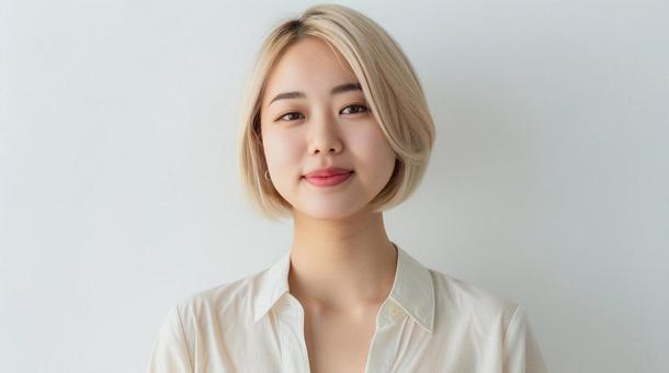 金髪の若いヘアモデル 金髪の若いヘアモデルの写真
