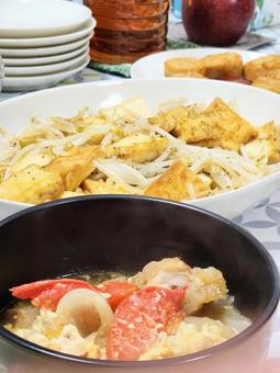 トマトと唐揚げの卵とじ2(奥にもおかず) トマトと唐揚げの卵とじ2(奥にもおかず) トマト,炒め物,玉子の写真素材
