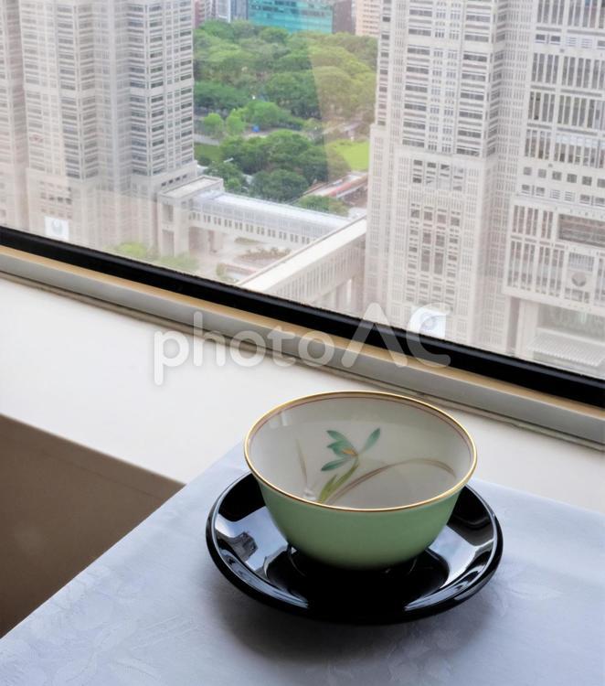 高層階の窓際に並べたエメラルドグリーンの湯のみ 湯のみ,エメラルドグリーン,高層階の写真素材