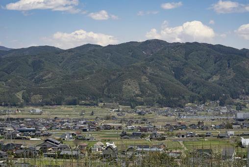 高台から見た春の長野県上伊那郡辰野町 高台から見た春の長野県上伊那郡辰野町の写真