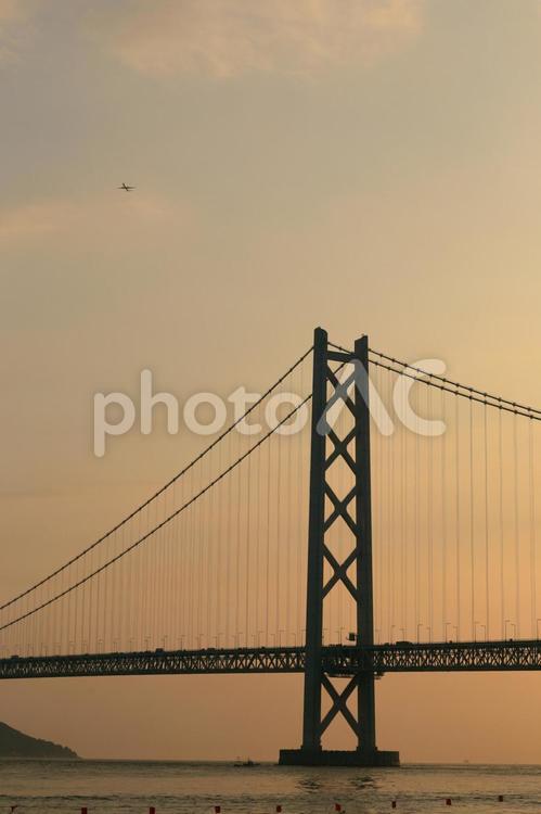 夕方の空と海と橋４ 橋,海,夕方の写真素材