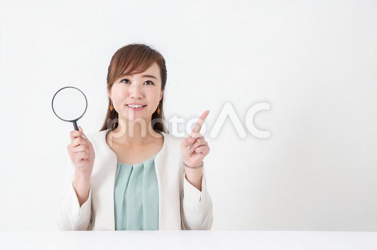 ルーペを持つビジネスウーマン 検索,探す,女性の写真素材