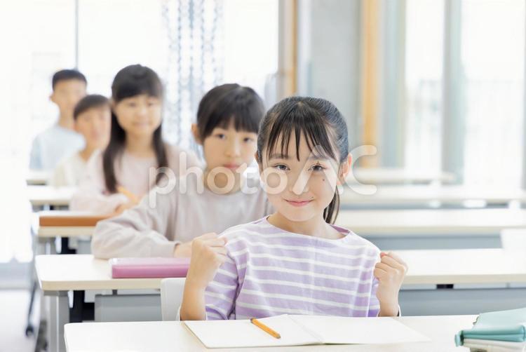学習塾で勉強する小学生 小学生,塾,女性の写真素材