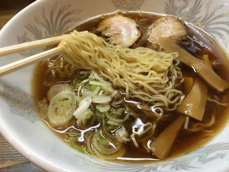 醤油スープの高山ラーメン、ちぢれ麺(細麺 醤油スープの高山ラーメン、ちぢれ麺(細麺 高山ラーメン,中華そば,ちぢれ麺の写真素材