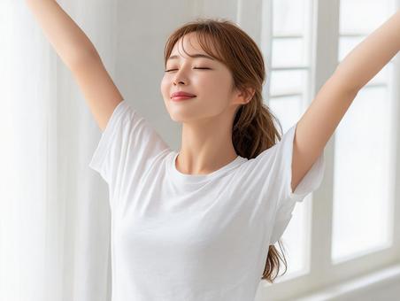 爽やかな朝を迎える女性のポートレートの写真