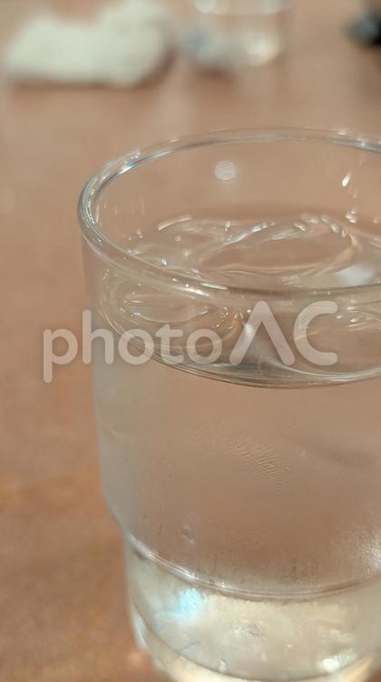 氷ガ浮かぶ水① 水,グラス,氷の写真素材