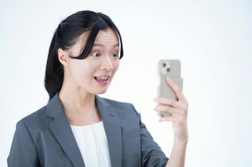 女性がスマートフォンで自撮りする 女性,スマートフォン,持つの写真素材