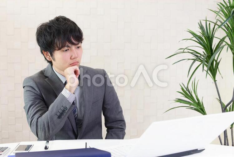 真剣な表情のビジネスマン 男性,男,パソコンの写真素材