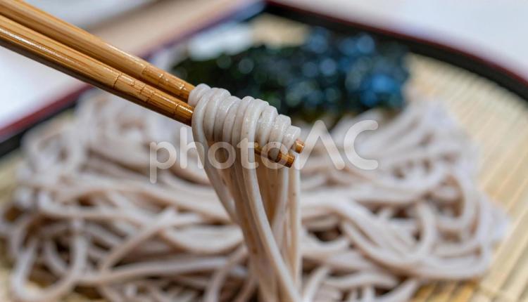 ざるそばを箸でとる ざるそば,蕎麦,麺類の写真素材