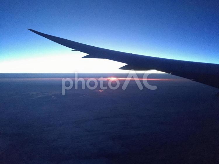 飛行機の窓からの風景 日の出,朝日,飛行機の写真素材