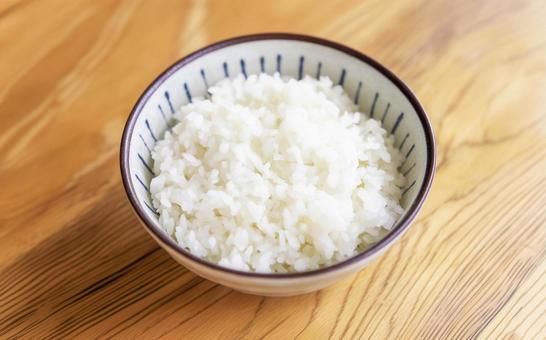 茶碗に盛られた炊きたての白いご飯の画像 茶碗に盛られた炊きたての白いご飯の画像の写真
