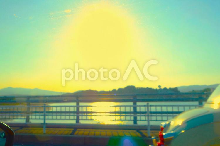 真夏の日差し 車窓,車,橋の写真素材
